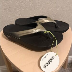 OOFOS OOlala Luxe Women's size 7/EURO 38 Latte  Thong Comfort Sandals